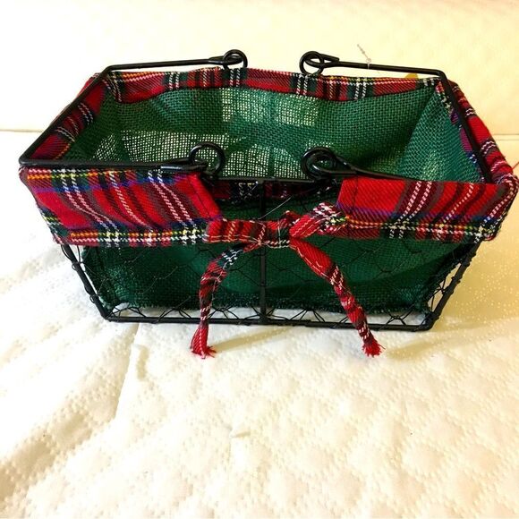 Christmas NWT  Green & Red Basket - Picture 1 of 7